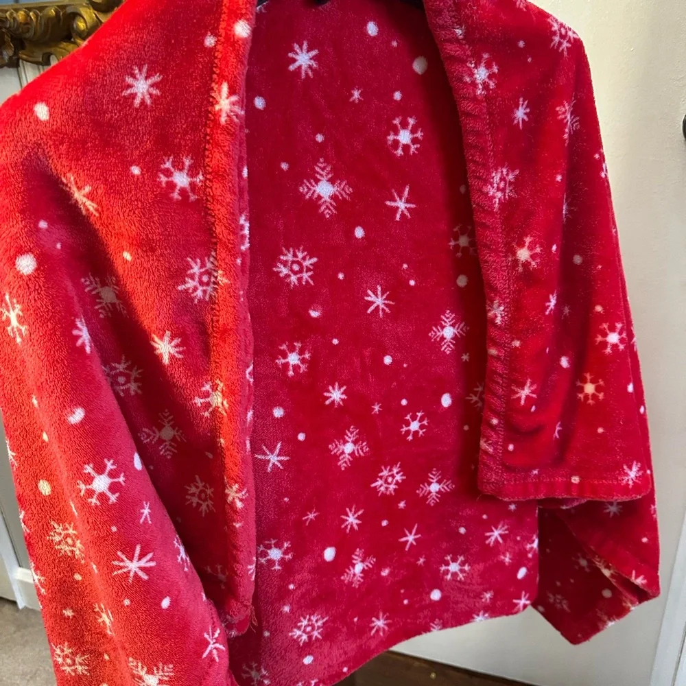 Red Snowflake Holiday throw